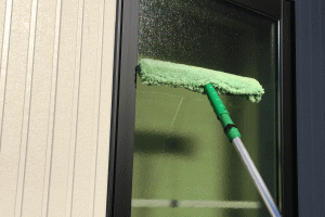 窓サッシレール掃除の画像